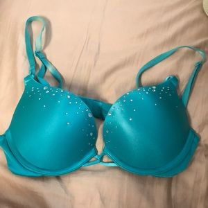 Victoria’s Secret bombshell plunge bra